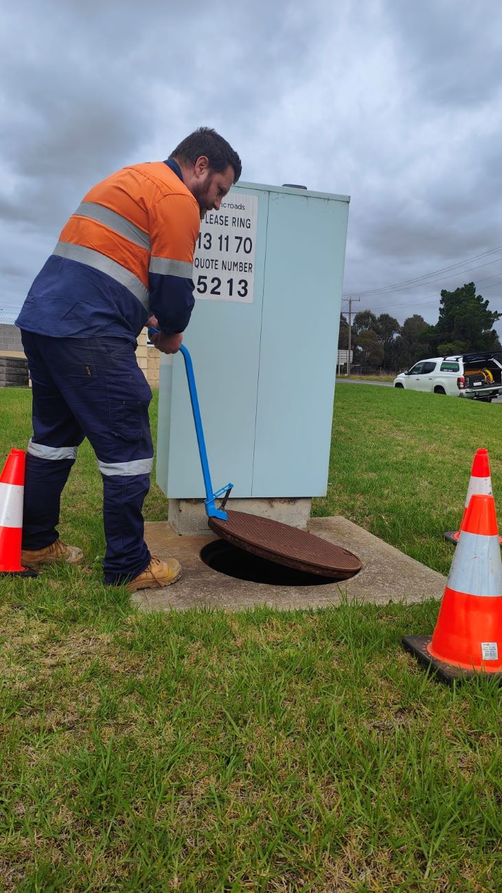 Opening a traffic light cable pit